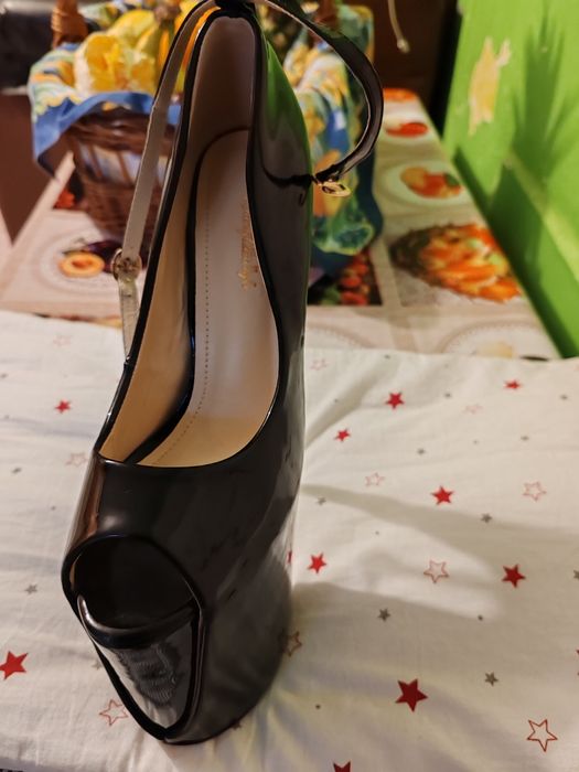 Vând perechii sandale