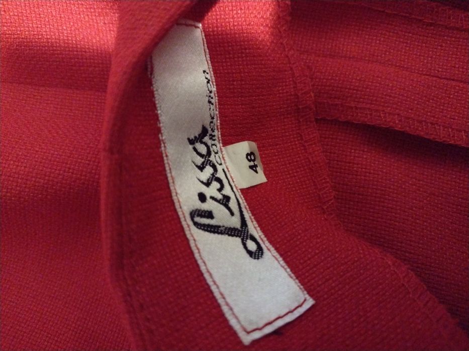 Bluza rosie mărimea (Romania)