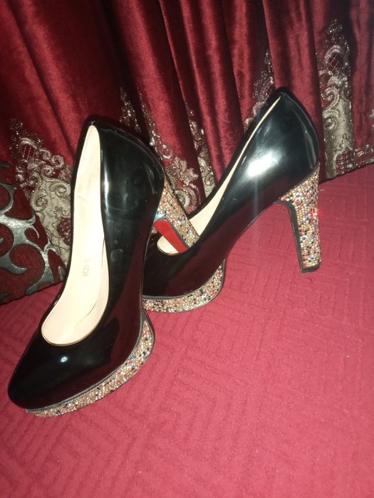 Женская туфелька