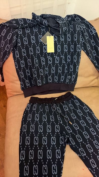 Чисто нови маркови дрехи.