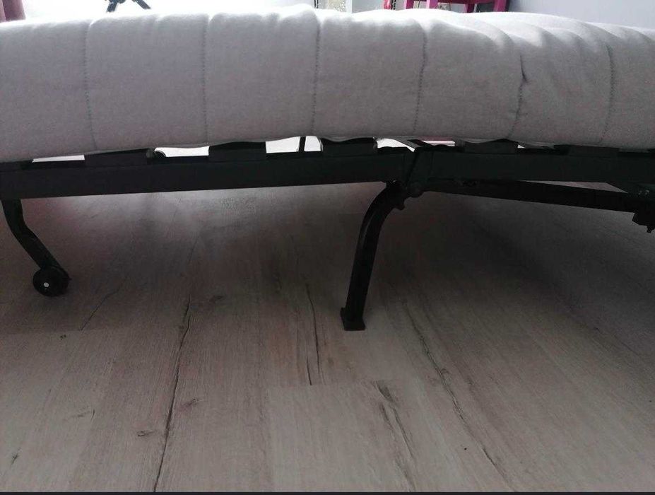 Canapea cu cadru metalic