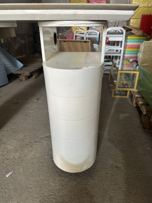 Электрический маникюрный стол в среднем состоянии