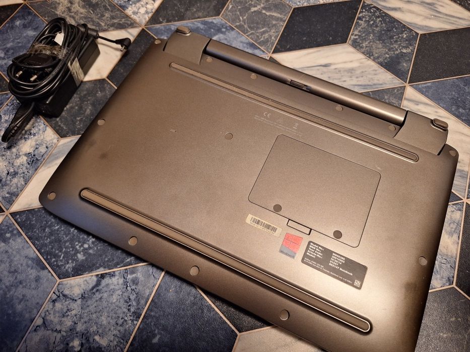 Продавам Таб+Лаптоп има зарядно Medion MD99380 500HD