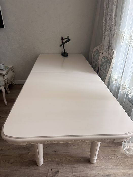 Стол для гостинной