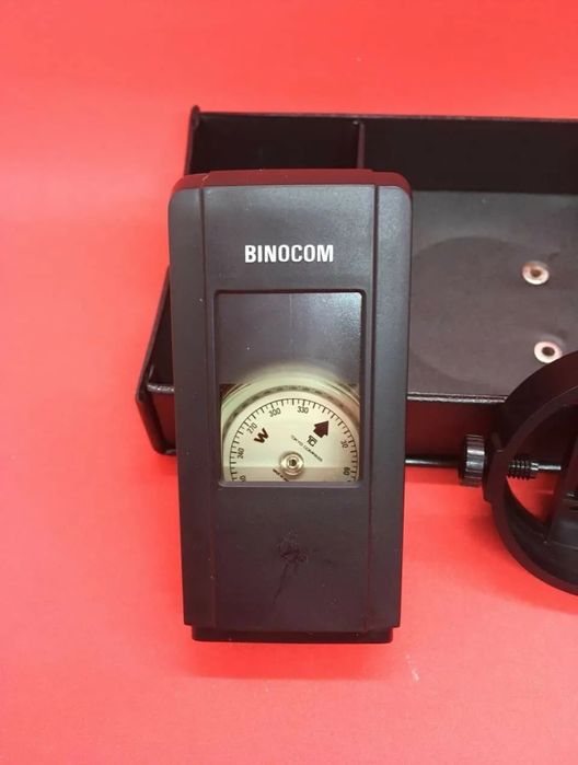 Compas atașabil pentru binoclu