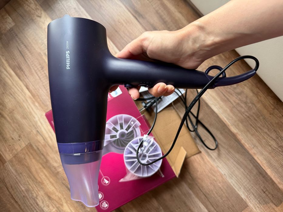 Нов сешоар Philips 2100 W с приставка Thermo Protect