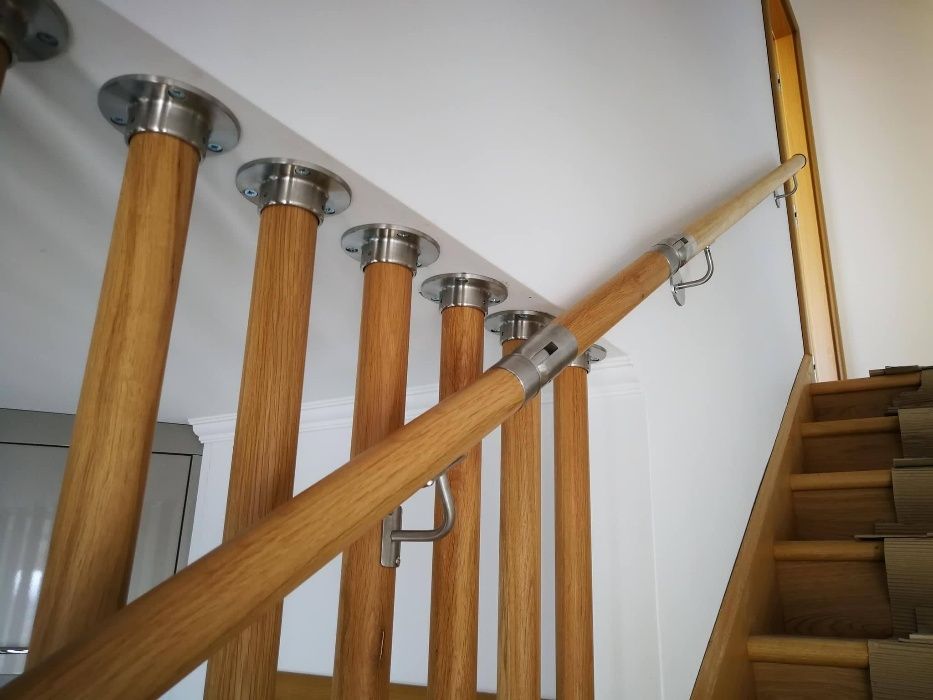 стъклен парапет в комбинация с дърво