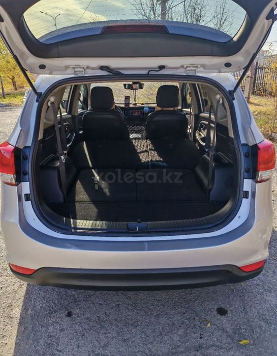 Автомобиль Kia carens