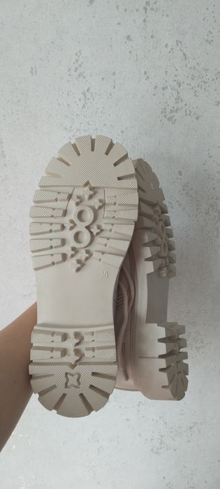 Продам женские ботинки