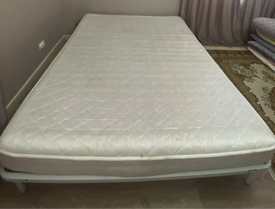 Матрас белый б/у