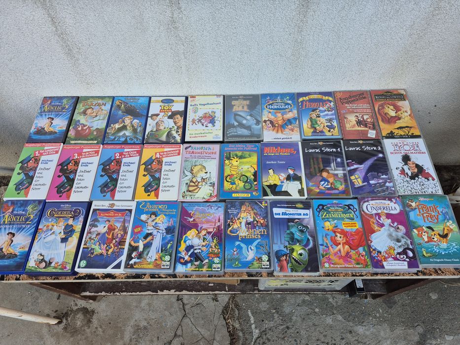Vând 55 casete video VHS originale cu filme animație