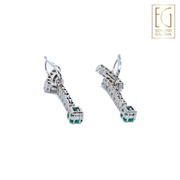 Pereche de cercei Alberto Kling (Bogota, Colombia) din platină și aur alb, decorată cu smaralde și diamante, însoțită de cutia originală