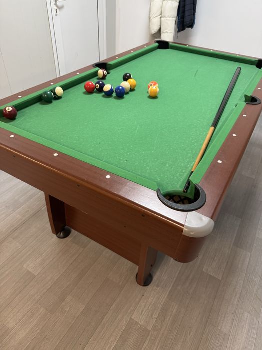 Билярдна маса с щеки