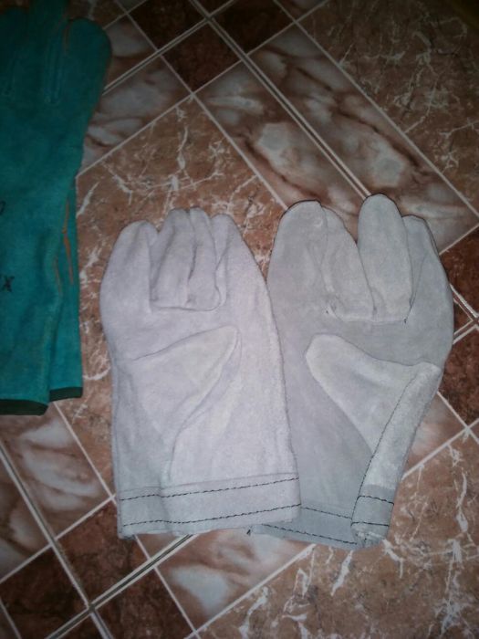 Manusi lăcătuș ..