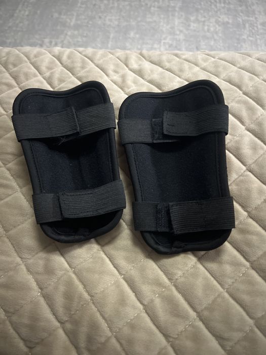 щитки футбольные