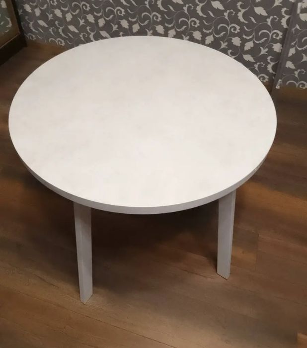 Кухонный стол со скатертью