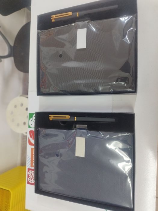 Блокнот с ручкой