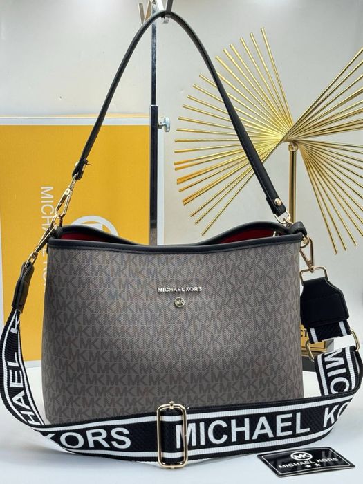 Geanta Michael Kors noua !!! Dimensiuni 35/21 !!!