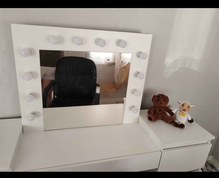 Masă de machiaj in stare buna