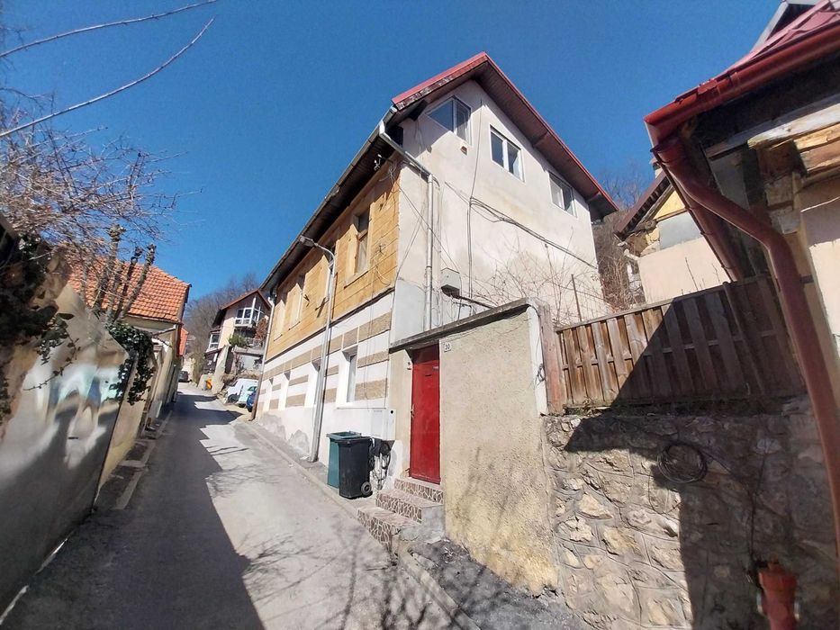 Ap4 cam in casa-Centrul Istoric-Cibinului cu gradina proprie de 250mp!