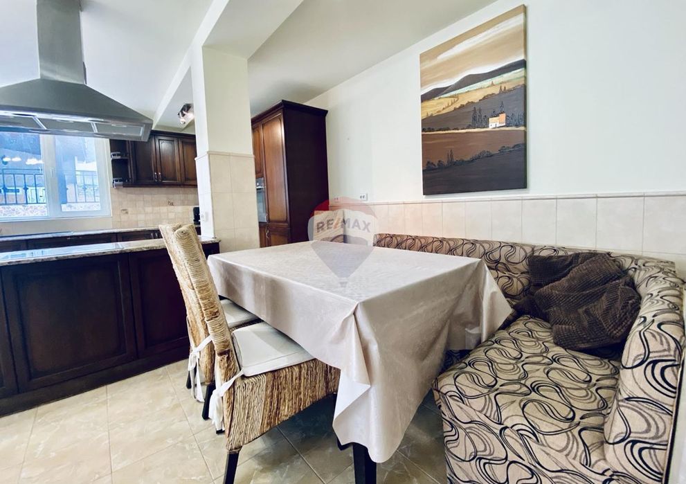 Къща с пет спални, камина, басейн и гараж за продажба, град Балчик, Я