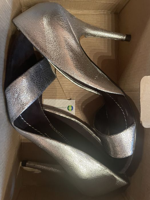 Кожаные босоножки Zara серебристые 36р