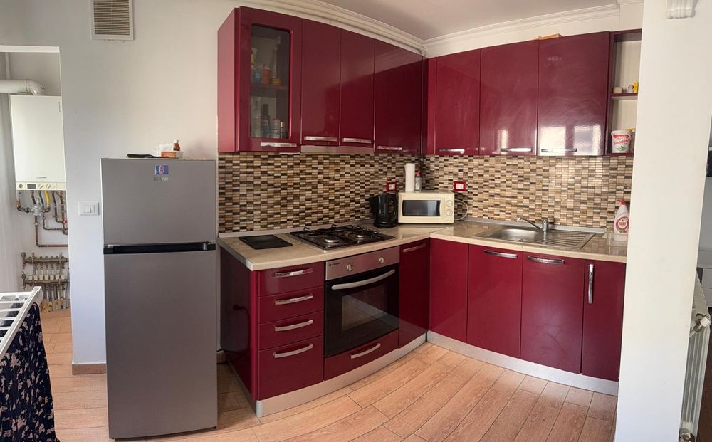 Vând Apartament 3 Camere, 65 mp, etaj 2 Str.  Salcâmului