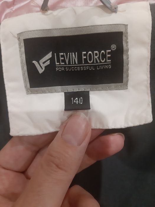 Продам куртку на девочку.Ростовка 140.