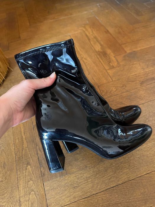 Botine negre cu toc din material lacuit