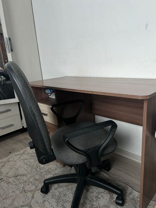 Продам стол+ стул на колесиках