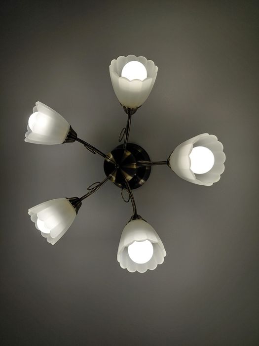 Продам люстру 2500