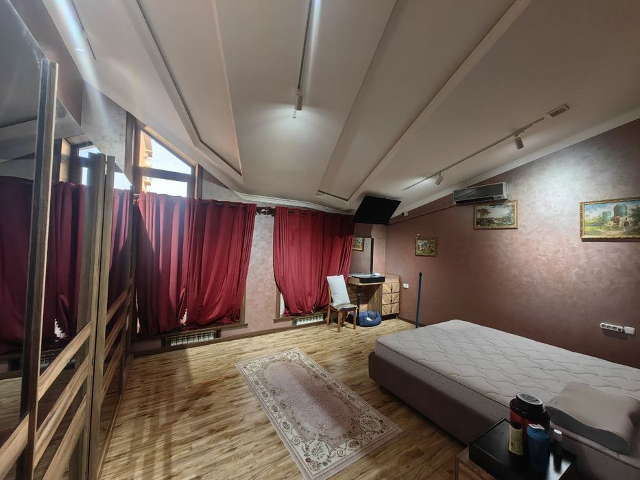 Сергели 3 бекат  дом 7 комнат 5 соток вдоль дороги с ремонтом .