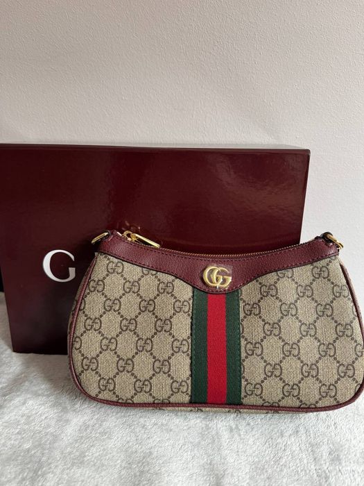 Нова чанта на Guess