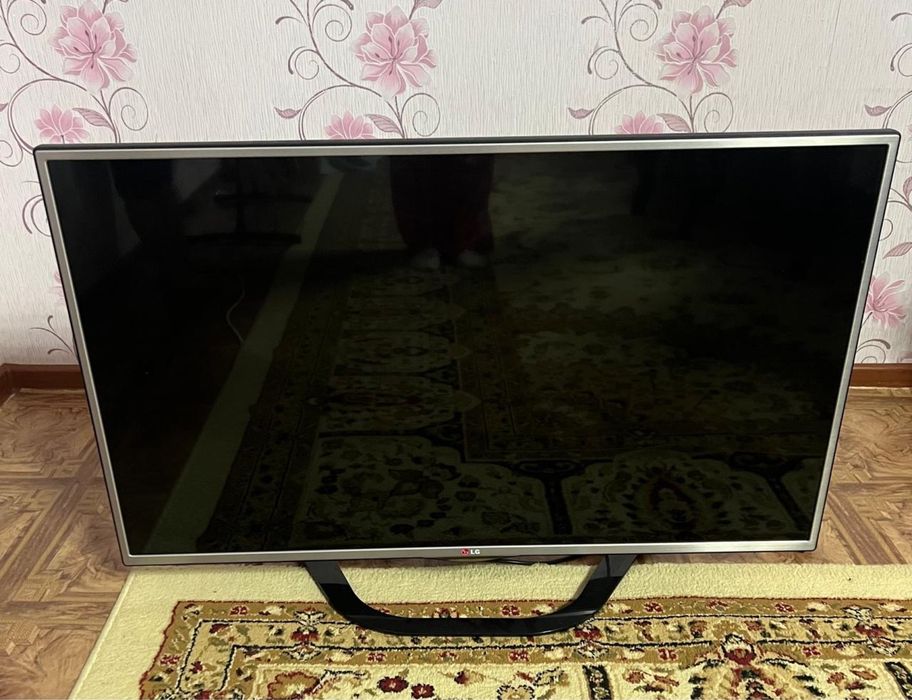 Телевизор LG 107см черный