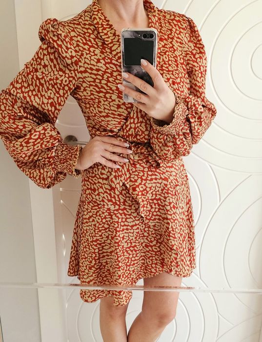 Рокля в червено и беж