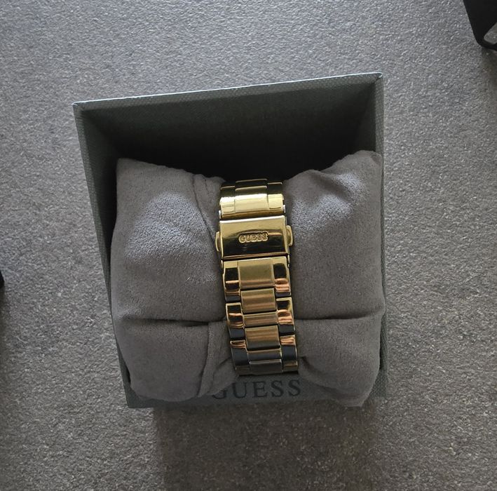 Златест часовник Guess