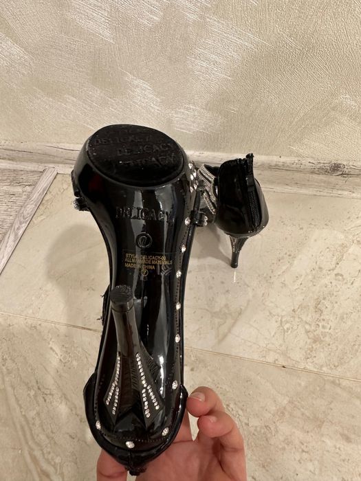 Pantofii sunt eleganti. Marimea 37