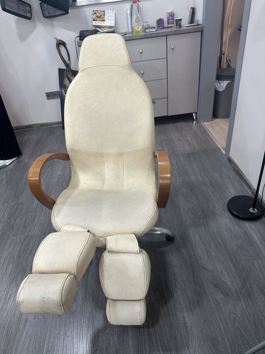 Педикюрен стол с повдигащи крака