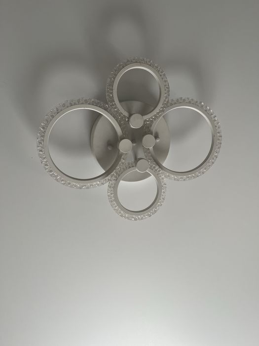 Продаю люстры в отличном состояние