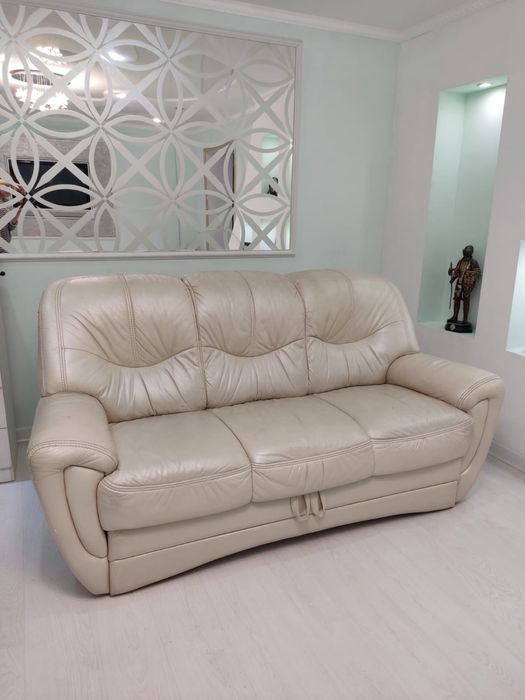 Диван кожаный для гостиной