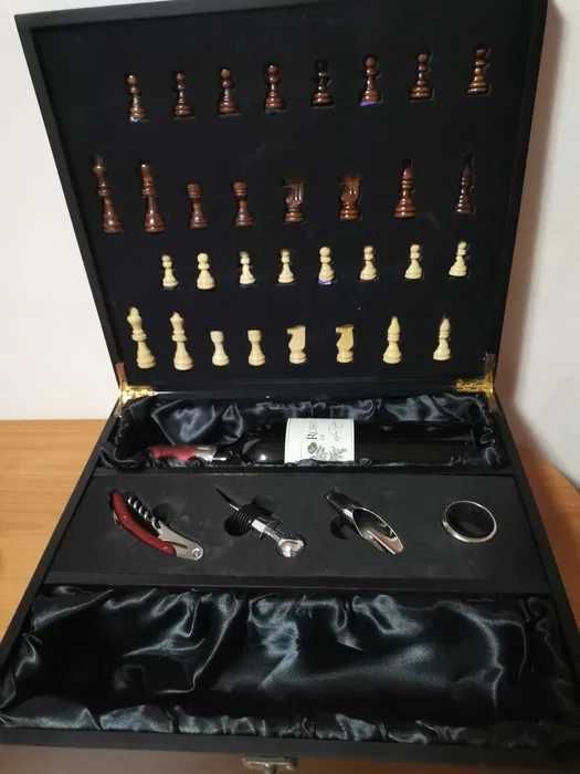 Sah cu loc pentru pahare si sticla vin