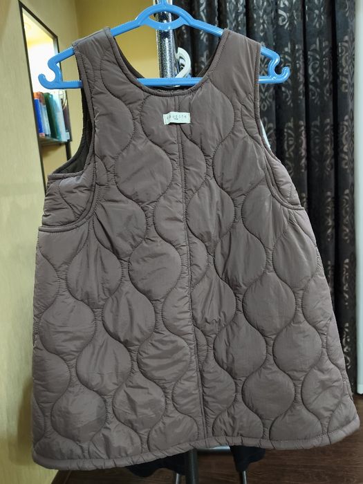 Стильный стеганый сарафан для девочки, размер 130 (новый)