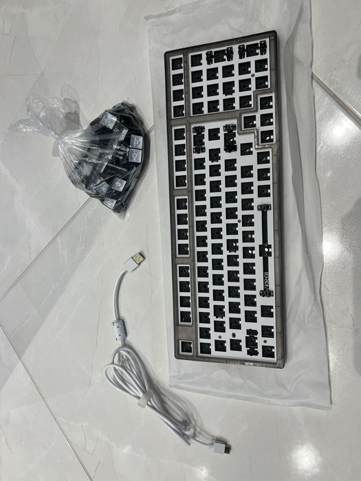 Механична клавиатура 980 DYI basis kit hot swappable, БЕЗ суичове