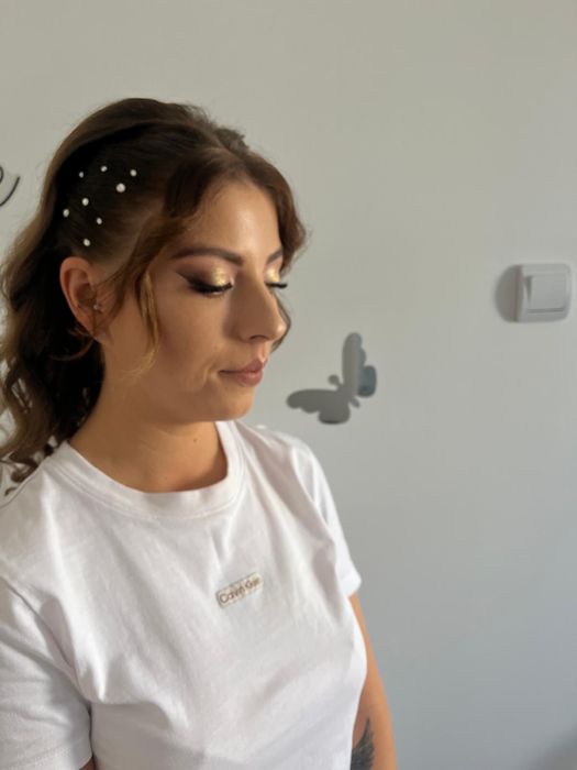 Ofer servicii de Coafat și make-up.