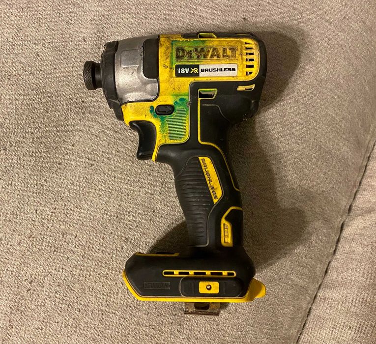 Masina de insurubat cu impact DEWALT DCF887 pe 18V brushless - corp