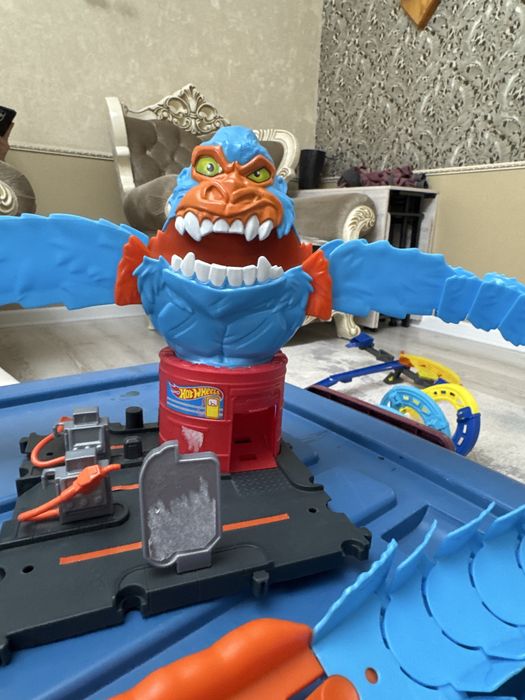 Трасса “Hot Wheels” с горилой