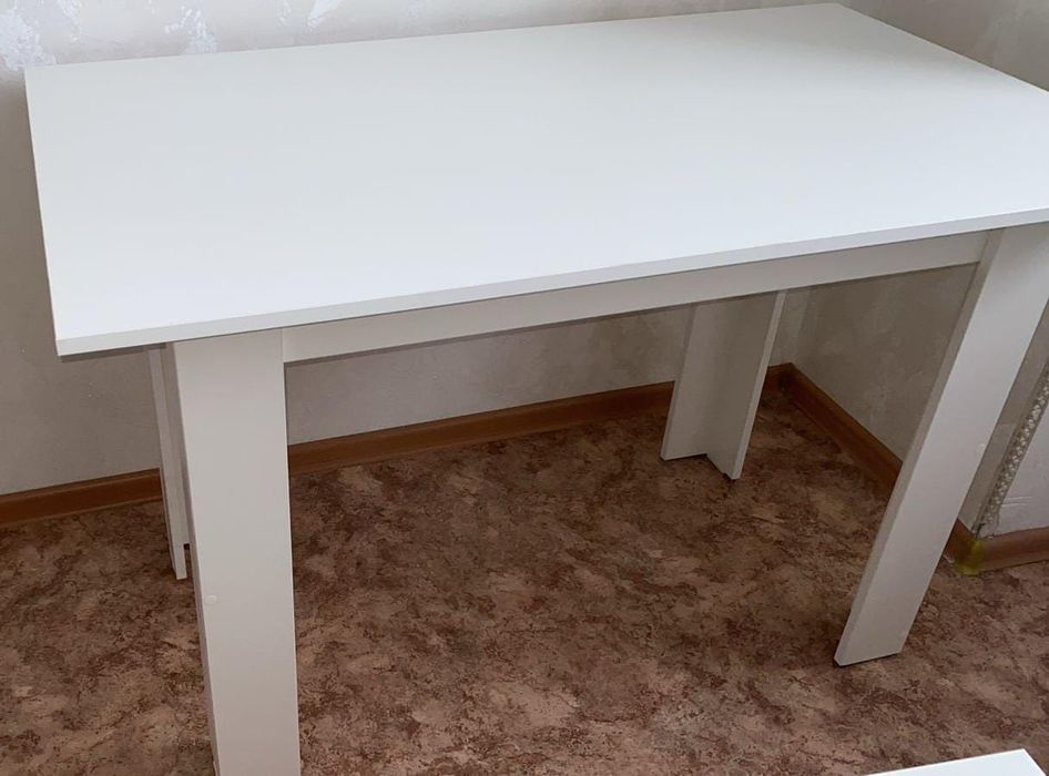 Продам стол белый новый