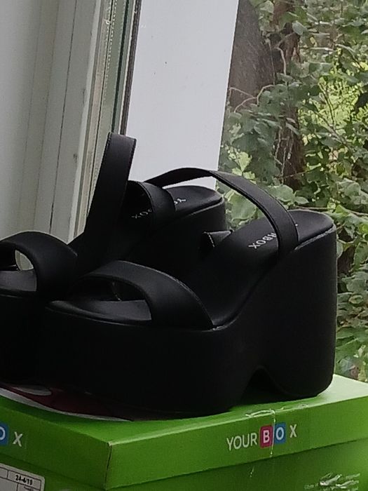 Босоножки чёрные