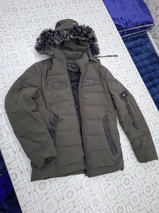 Kurtka sotiladi holati juda yaxshi yangidek ko'p kiyilmagan