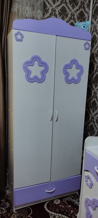 Детская кровать +шкаф